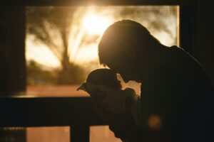 Genitori separati: fino a che età il bambino non può dormire dal papà